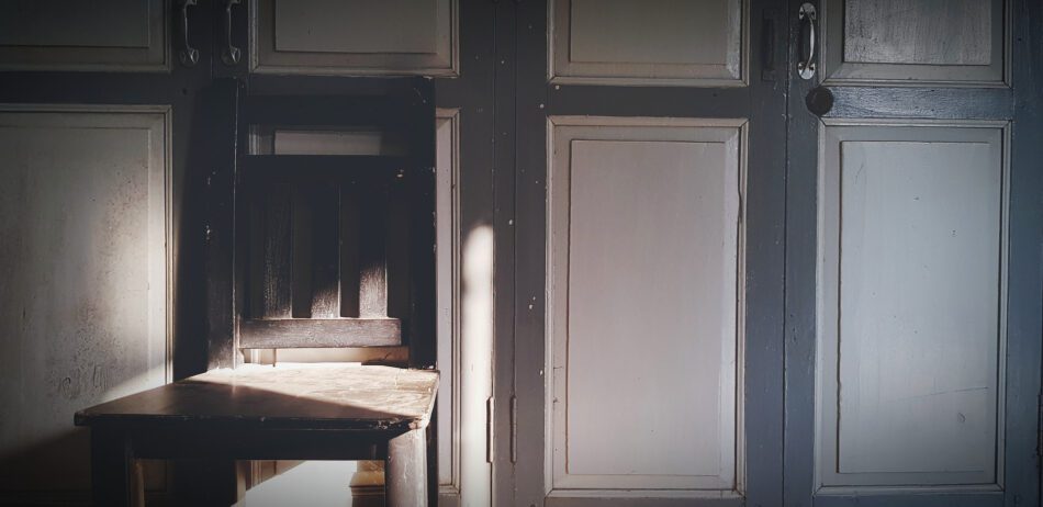 Vintažinis interjeras su senoviniais baldais ir dekoracijomis